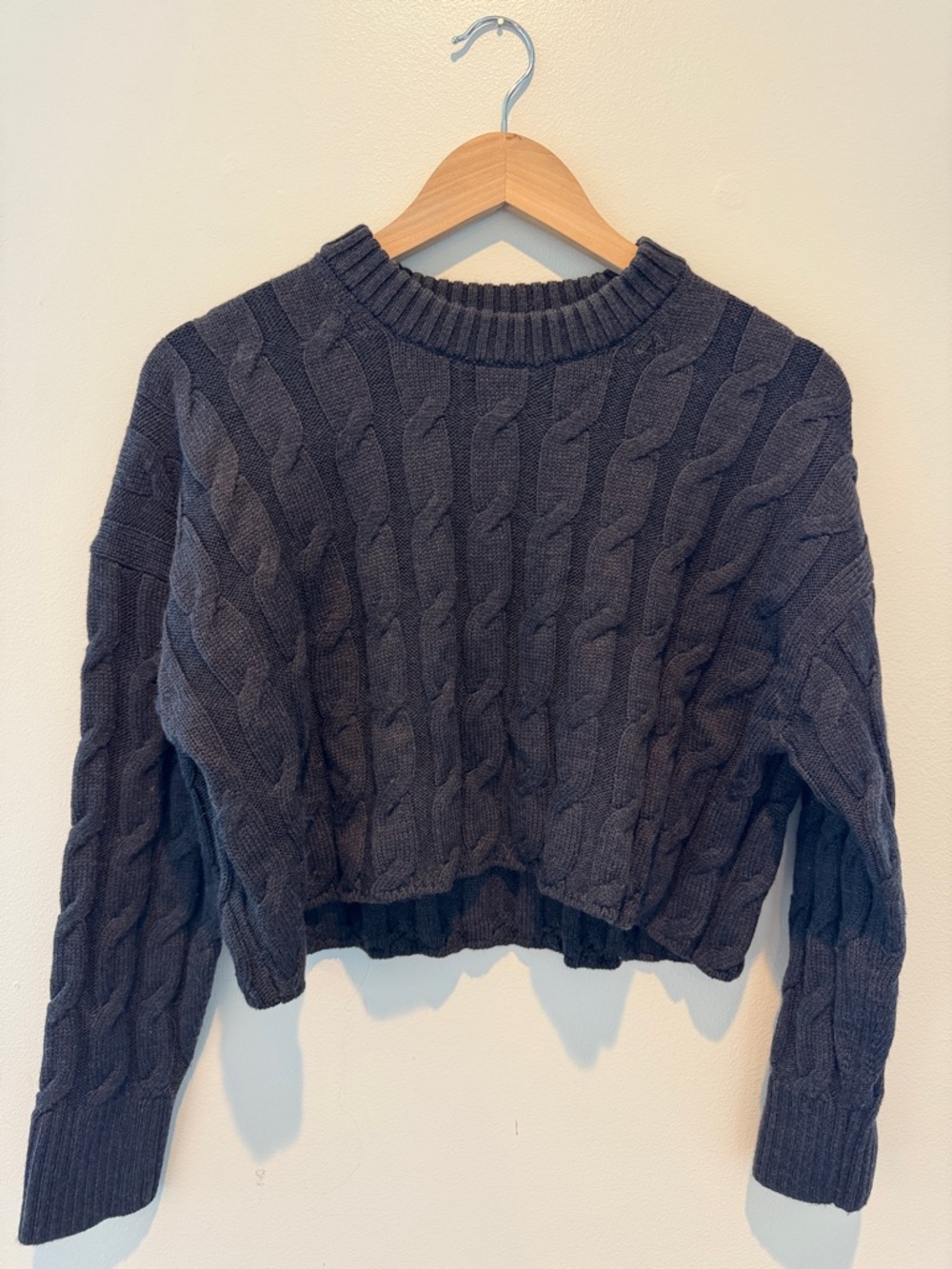 Artizia Babaton Cropped Cable-Knit Crewneck Sweater in Dark Gray
